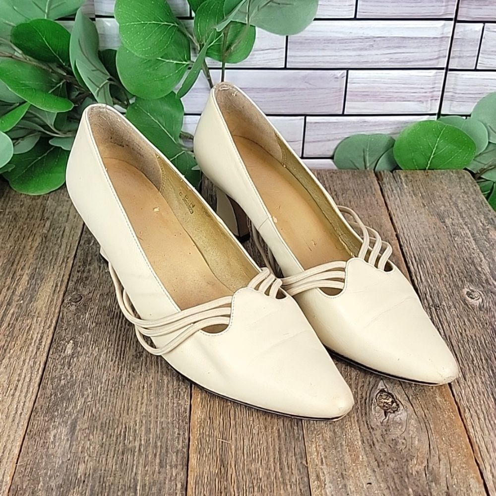 Vintage 80s Caressa ivory pumps Size 8.5